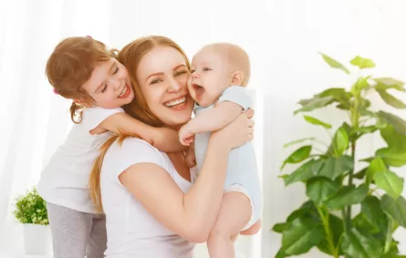 كيف تواجهين غيرة طفلك الأول من مولودك الجديد؟