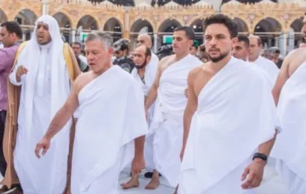 الملك الأردني وولي العهد خلال مناسك العمرة.jpg