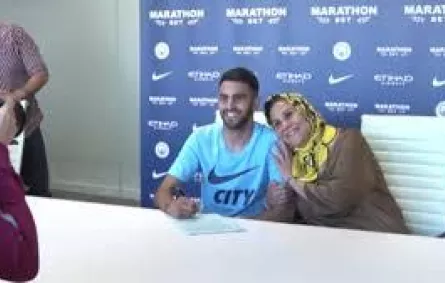 سعادة والدة محرز خلال المؤتمر الصحفي.jpg