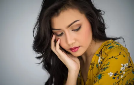 تعانين من الحزن؟... إليك الحلول العلاجية