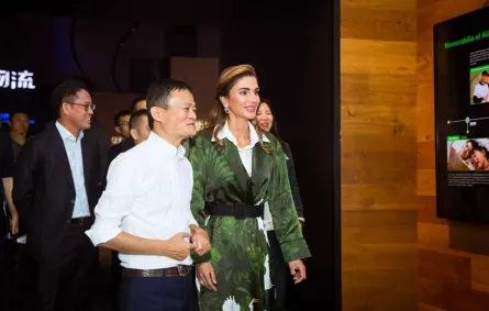 الملكة رانيا خلال الجولة في مقر المجموعة.jpg