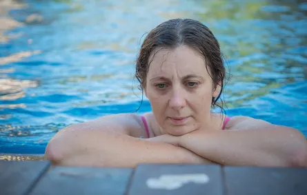 لن تصدقي فوائد السباحة بالماء البارد في علاج الاكتئاب