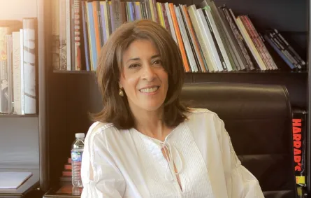 منى خزندار... طموح ونجاح تخطى الحدود وتجاوز الصعاب