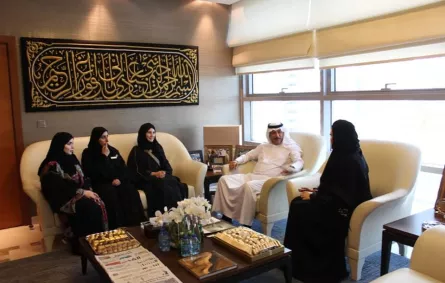 سمو السفير مع الإعلاميات في السفارة.jpg