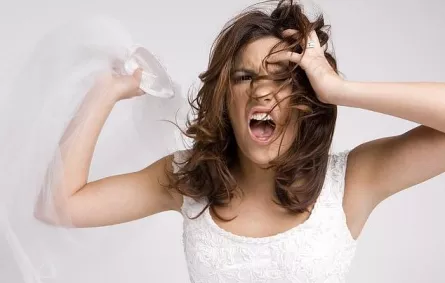  تطرد اثنين من مدعويها أثناء الزفاف.. ما السبب؟!