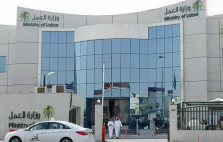 ابتداءً من الغد  توطين 5 نشاطاً في السعودية