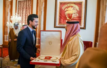 ملك البحرين يُسلم ولي العهد الأردني وسام النهضة للملك حمد من الدرجة الممتازة