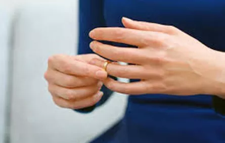 طلبت من زوجها الطلاق فانتحر