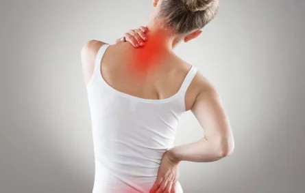 ينصح بعدم الجلوس لمدة طويلة بشكل عام خاصة لمن يعاني من آلام الظهر