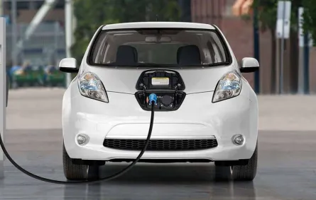 السعودية تضع حدًا أدنى لعدد السيارات الكهربائية في الرياض بحلول 2030