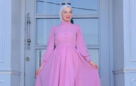 ميار محمود بفستان زهري برقبة مرتفعة -الصورة من حسابها على الانستغرام