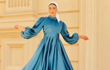 مريم حسن بفستان سهرة أزرق مع حذاء أبيض بكعب عالٍ