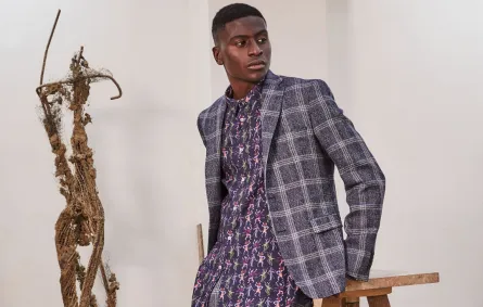 بدلة كارو باللون الرمادي مع حذاء رياضي من إيمانويل انغارو  Emanuel Ungaro