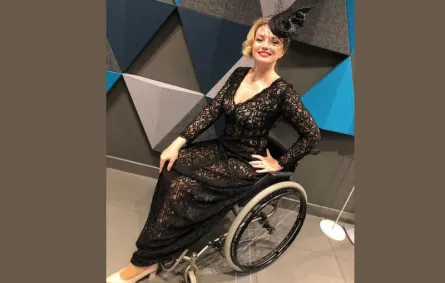 تحدت إصابتها بالشلل وأصبحت عارضة أزياء