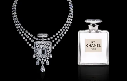 شانيل CHANEL تشيد بعطر 5°N من خلال قلادة 55.55