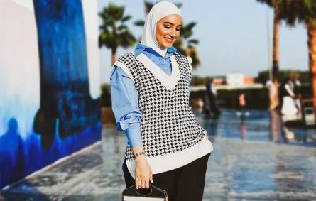 تنسيق الملابس الكاروه باللون الأبيض والأسود للمحجبات