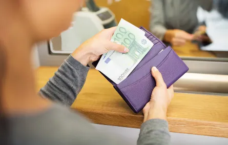 أفضل طرق تحويل العملة عند السفر