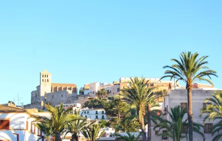 رحلة سياحية صيفيّة إلى إيبيزا   