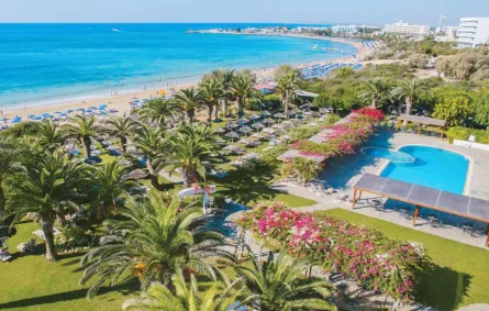 الإطلالات البانورامية ميزة المنتجعات السياحية  في أيا نابا