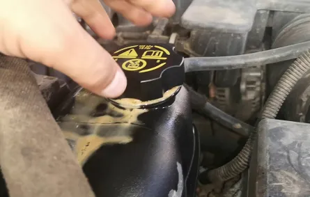 اختلاط ضار للماء والزيت في السيارة