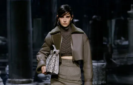 توب بياقة عالية مع جاكيت جلدي من فندي  Fendi