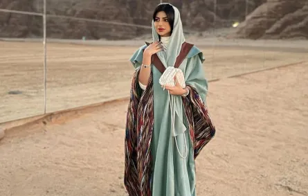 شهد الزهراني بعباية ملونة
