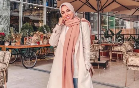 تنسيق السكارف الطويل مع الجينز والمعطف الميدي من غادة حسن