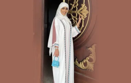 نجود مشعل بعباية بيضاء مطرزة