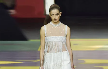 فستان بشراشيب باللون الأبيض من كريستيان ديور Christian Dior   