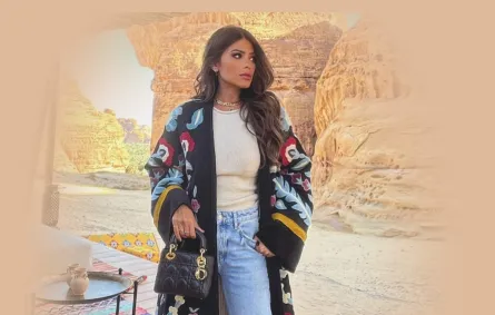 العباية الملونة مع الجينز بأسلوب العنود بدر
