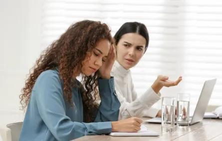 كيفيّة التعامل مع الزميل الحقود