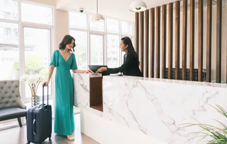 كيفية التعامل مع موظفي الفنادق ؟