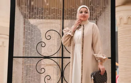 عباية بلون واحد من آية فوزي
