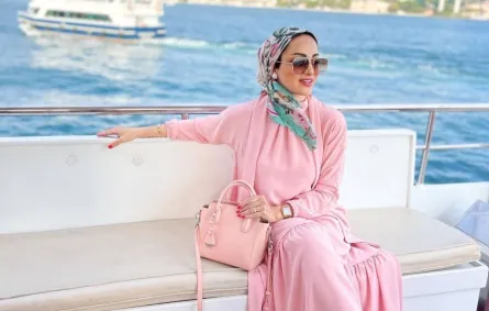 موديلات أوشحة مطبّعة بالورود