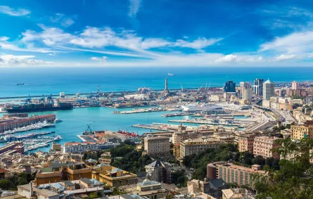 ميناء جنوة في يوم صيفي