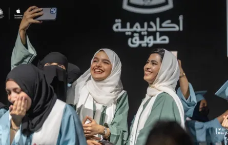 حفل تخرج الدفعة الأولى من أكاديمية المطورين لشركة آبل-الصورة من أكاديمية آبل