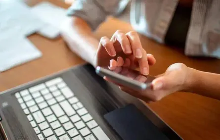 طريقة حذف أو دمج جهات الاتصال المكررة على iPhone الخاص بك باستخدام Mac و iCloud