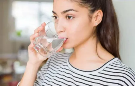 شرب الماء: ما هو أفضل وقت لتجنّب ارتفاع السكر في الدم؟