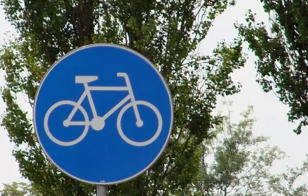 السيارات والدراجات على نفس الطريق