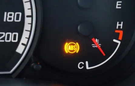 السبب وراء إضاءة شارة «ABS» بشاشة العدادات