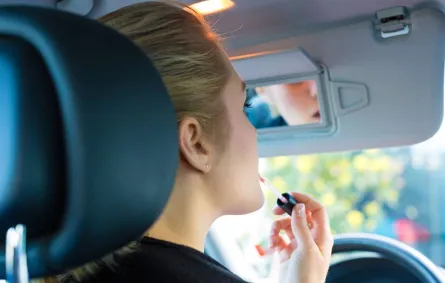 مخاطر تطبيق الماكياج أثناء القيادة؛ حتى وسيارتكِ متوقفة