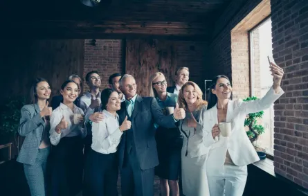 زملاء في مكتب العمل