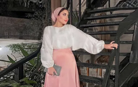 هاجر جمال بتنورة الساتان
