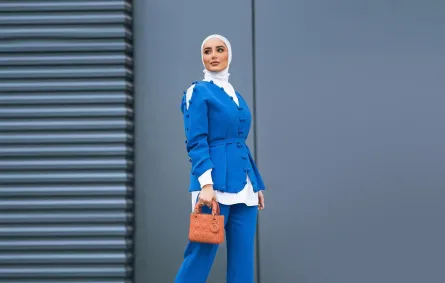 دلال الدوب بالبنطلون المستقيم