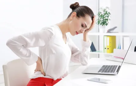 أسباب ألم منتصف الظهر عند النساء (المصدر: Adope Stock)