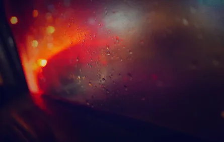 بخار الماء على زجاج السيارة