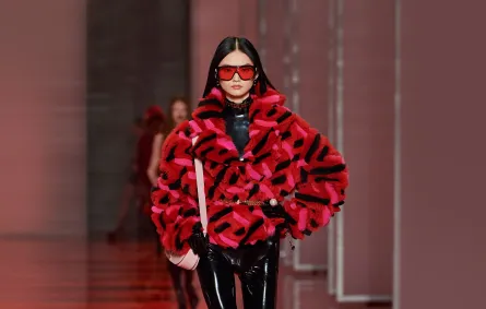 تنسيق المعطف الفرو القصير من فيرساتشي Versace