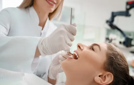 طبيبة تجري فحص للأسنان للتأكد من سلامة وصحة اللثة والأسنان (المصدر: Adobe.Stock)