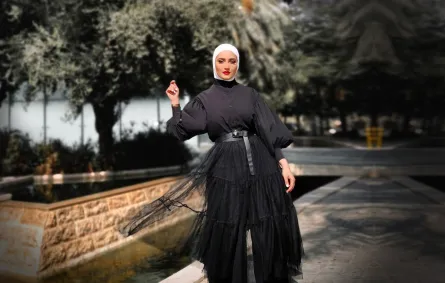  القميص الأسود للمحجبات - الصورة من حساب دلال الدوب على الانستغرام