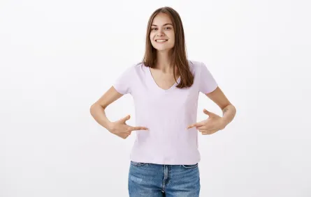 لماذا يتكون قطن في سرة البطن؟ (المصدر: Freepik)